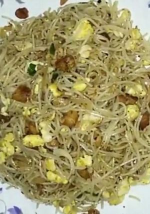 A picture of Egg chicken chowmein.