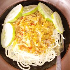 A picture of Spaghetti and cabbage sauce.