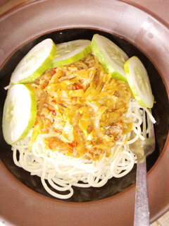 A picture of Spaghetti and cabbage sauce.