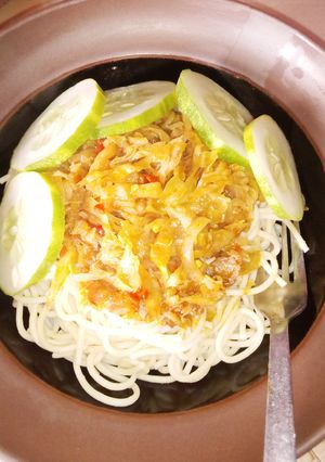 A picture of Spaghetti and cabbage sauce.