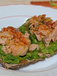 Una foto de Tostas de aguacate con salmón al natural