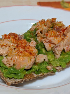 Una foto de Tostas de aguacate con salmón al natural