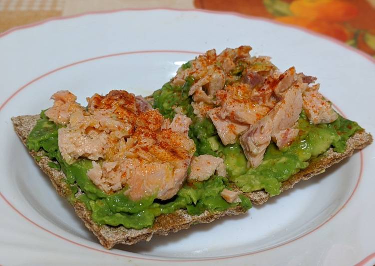 Tostas de aguacate con salmón al natural