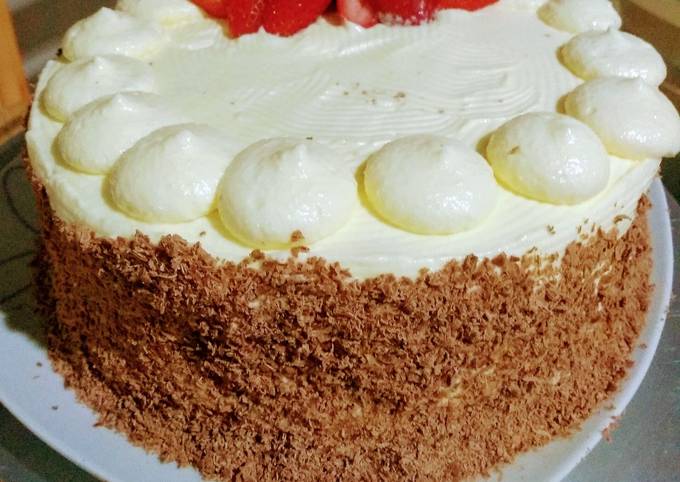 Torta de vainilla con chispas de chocolate,relleno de manjar blanco, baño  de ganage y forrado en masa elástica, temática de Pou Emo! Feliz  cumpleaños, By Vaninis