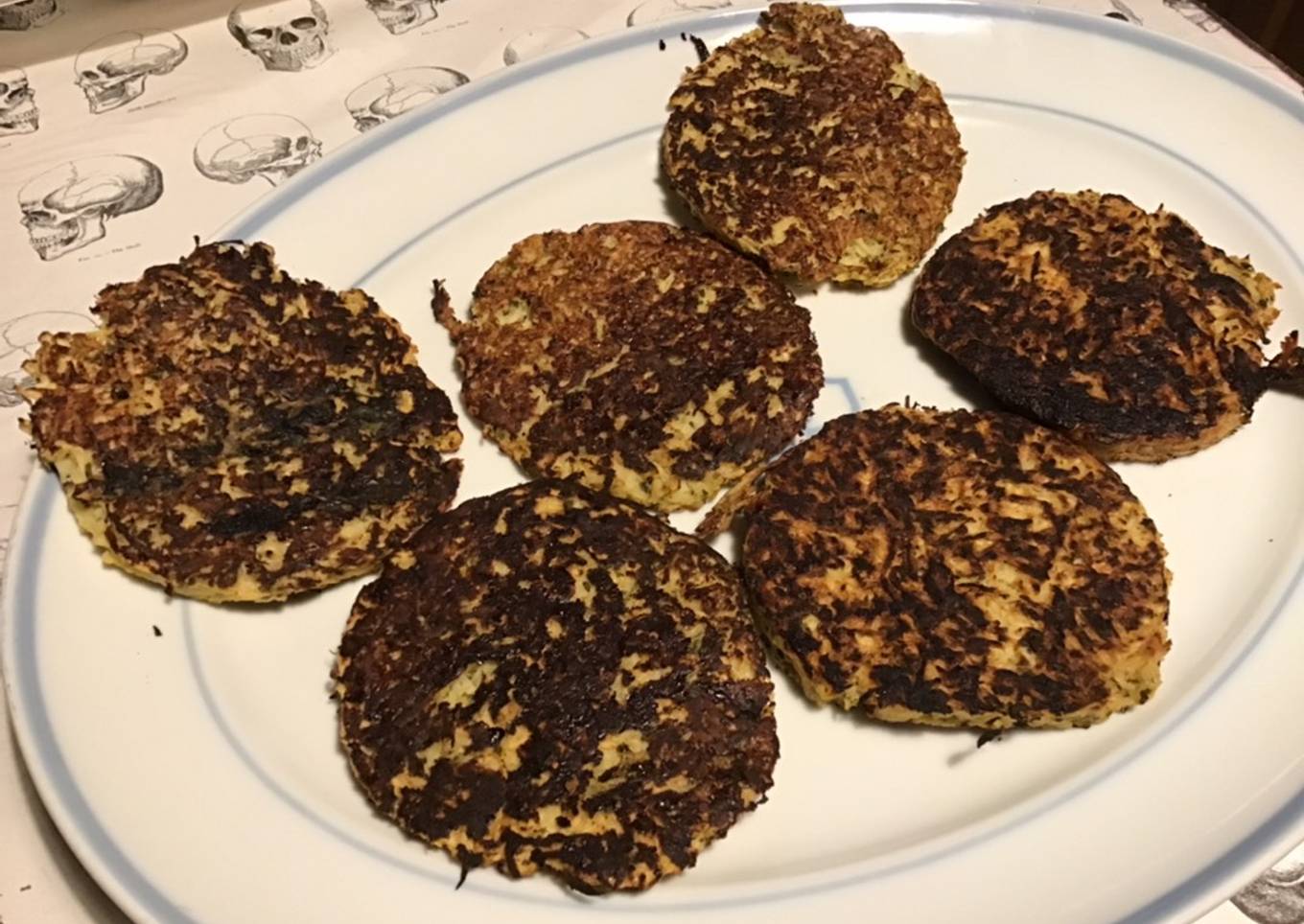 Galettes de panais à l'œuf,chèvre râpé et persil à la plancha