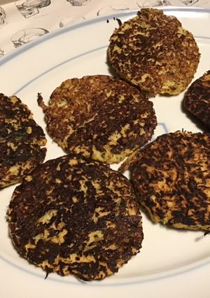 Une photo de Galettes de panais à l'œuf, chèvre râpé et persil à la plancha