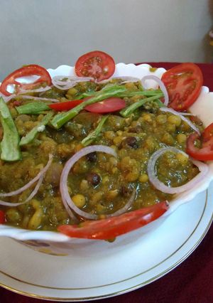 A picture of Matar kulcha.