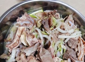 Hình của món Cuống họng heo hấp sả.