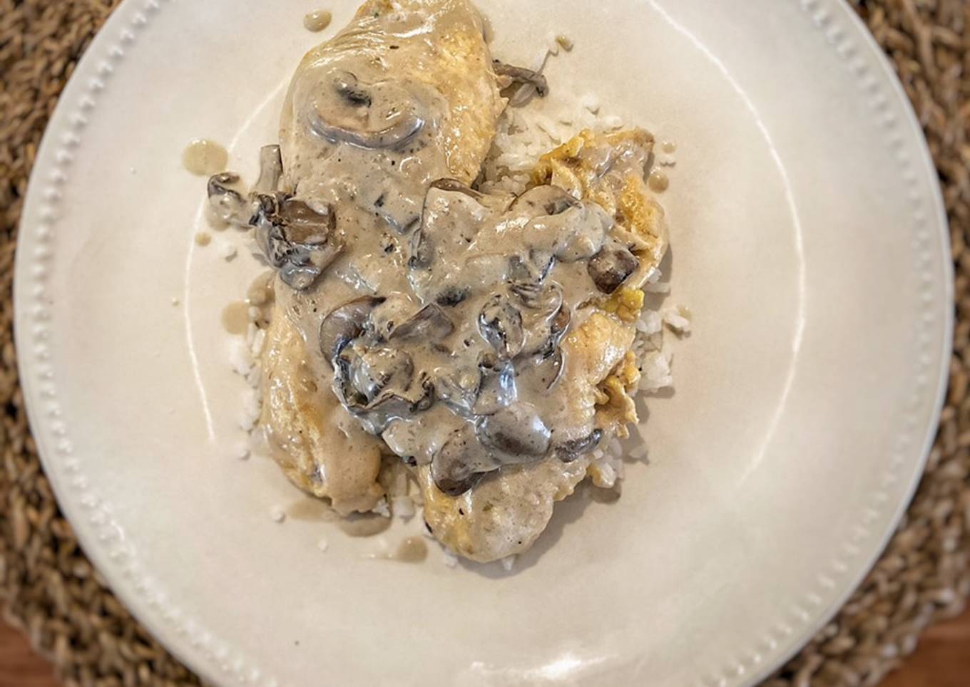Pollo en crema de champiñones