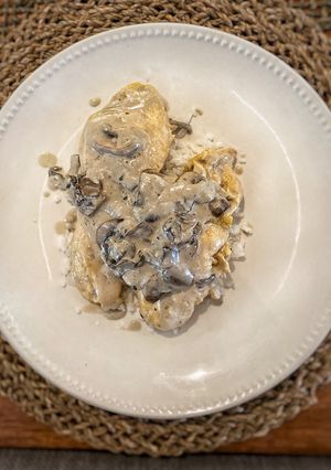 Una foto de Pollo en crema de champiñones