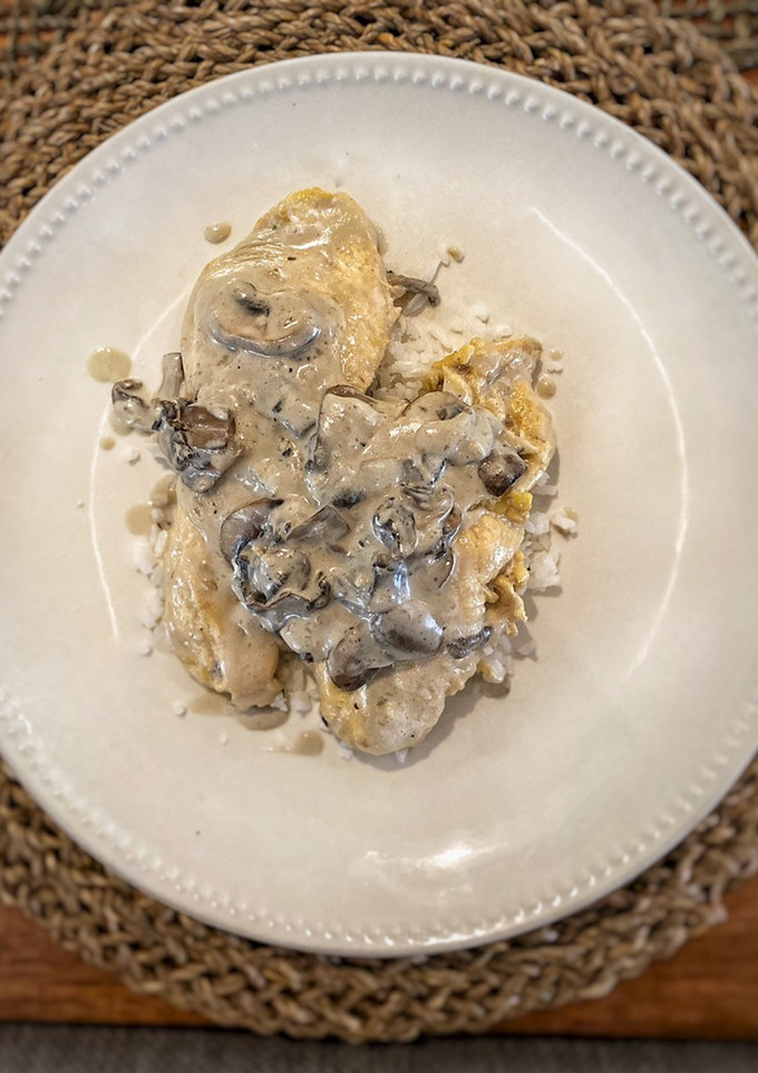 Una foto de Pollo en crema de champiñones