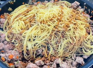 Una foto de Yakisoba con cerdo