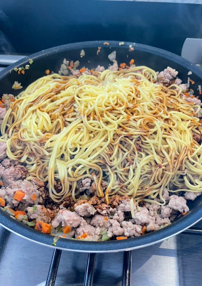 Una foto de Yakisoba con cerdo