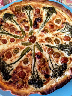 Una foto de Quiche de bimi y tomates