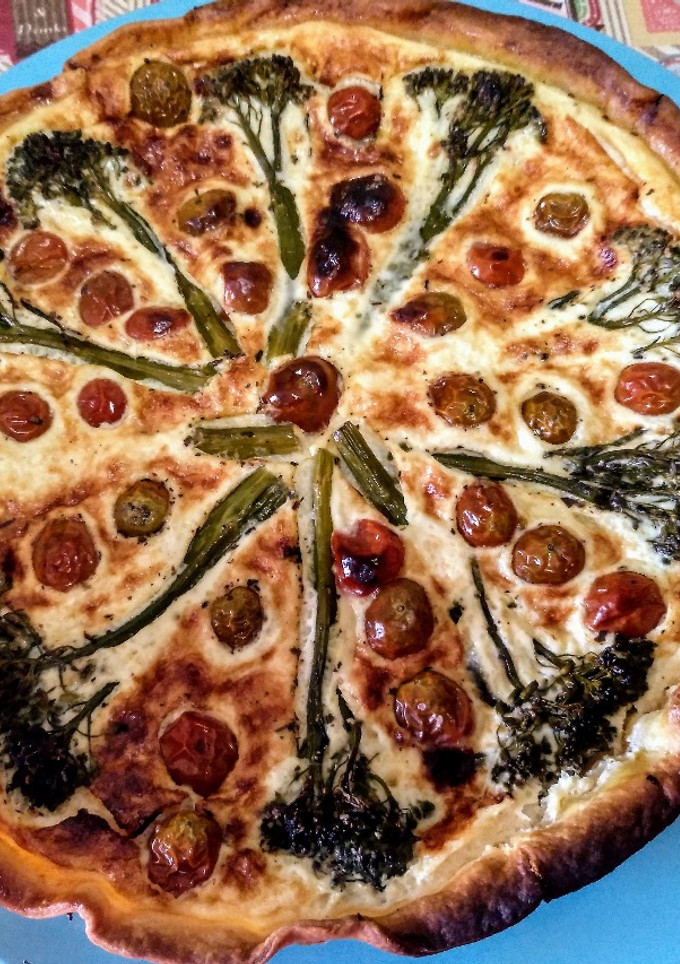 Una foto de Quiche de bimi y tomates