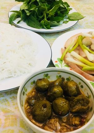 Hình của món Sấu kho, thịt luộc.