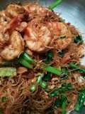 เส้นหมี่ผัดซีอิ๊วกุ้งและหมูนุ่ม