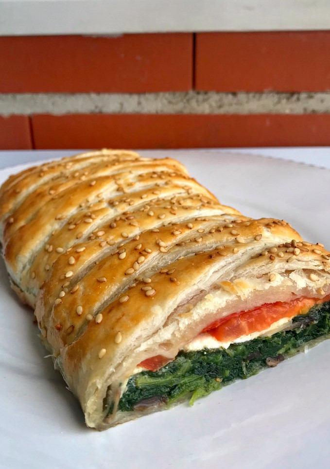 Una foto de Trenza de espinacas, champiñones, queso de Cabra y tomate
