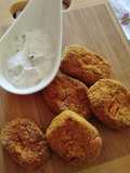 "Nuggets" vegetariani ai ceci & carote con salsa di yogurt greco, lime ed erba cipollina