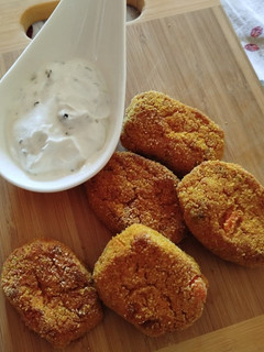 Foto di "Nuggets" vegetariani ai ceci & carote con salsa di yogurt greco, lime ed erba cipollina