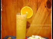 Una foto de licuado de naranja y pomelo