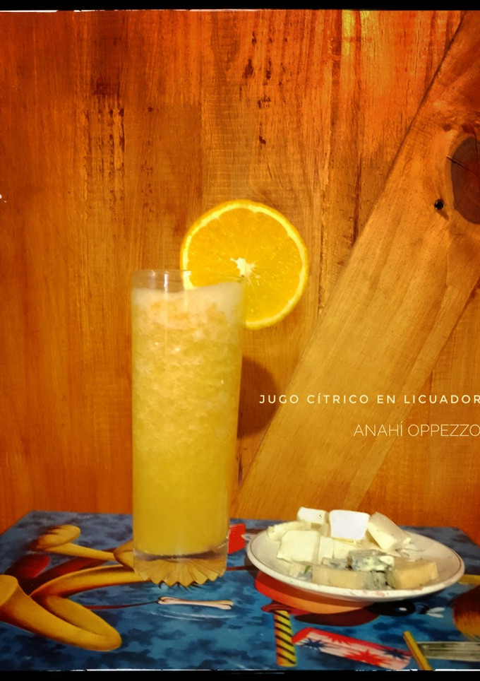 Una foto de Jugo de cítricos en licuadora