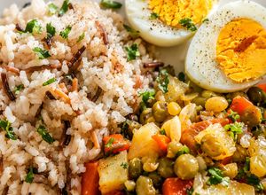 Una foto de Arroz de Fideo, Arvejas Guisadas y Huevo Cocido