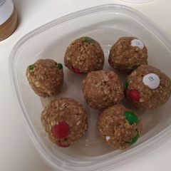 No bake oatmeal balls A picture of No bake oatmeal balls.