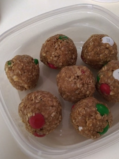 A picture of No bake oatmeal balls.