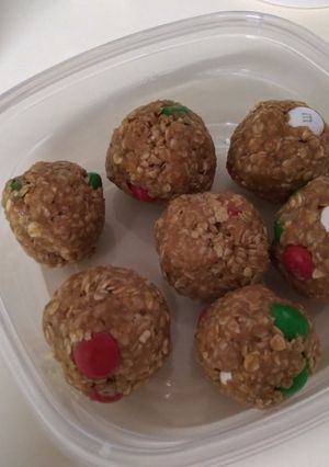 A picture of No bake oatmeal balls.