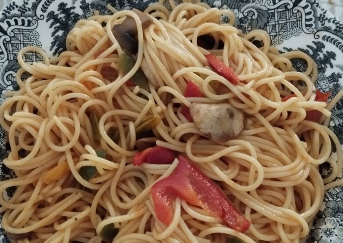 Espaguetis con pimientos y champiñones