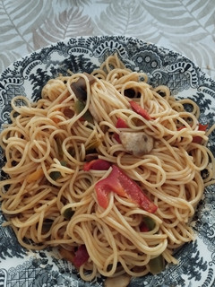Una foto de Espaguetis con pimientos y champiñones