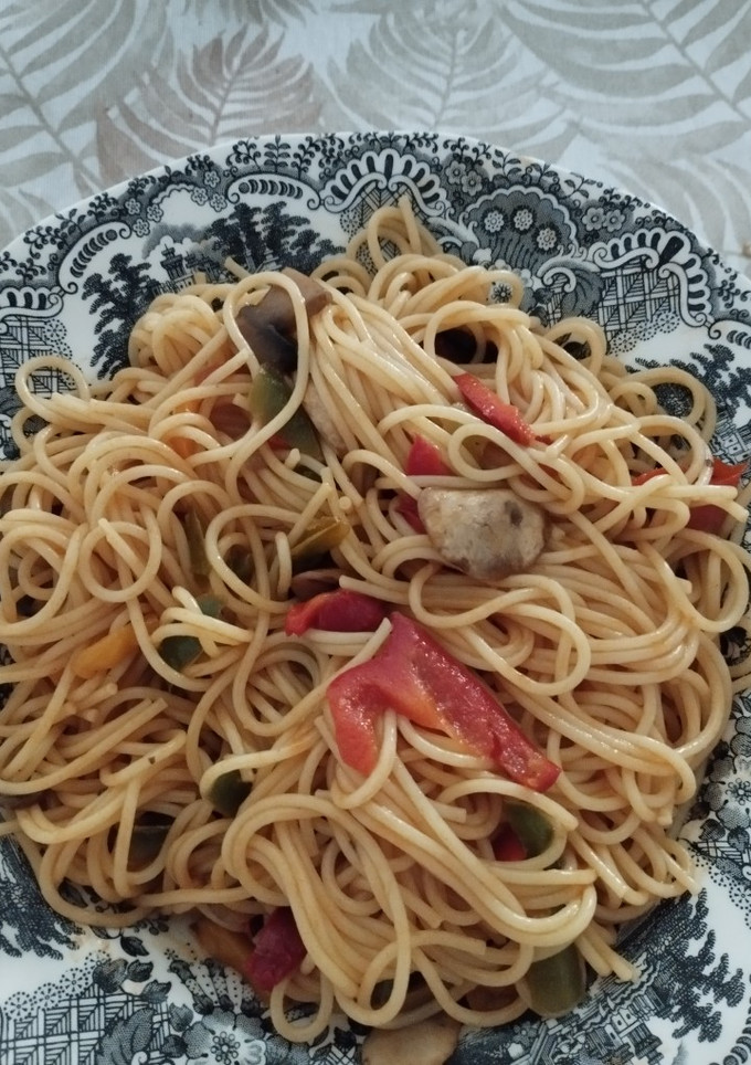 Una foto de Espaguetis con pimientos y champiñones