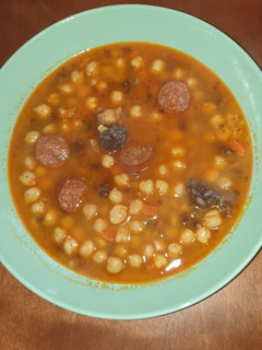 Una foto de Potaje de garbanzos con morcilla y chorizo