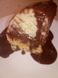 Una foto de Bizcocho con relleno de Nutella y salsa de chocolate 😍😍😍