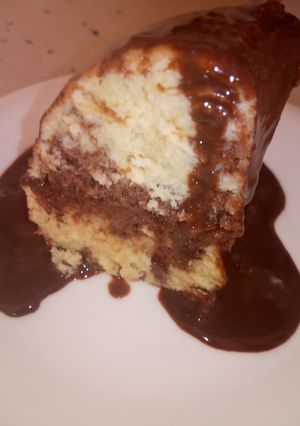 Una foto de Bizcocho con relleno de Nutella y salsa de chocolate 😍😍😍