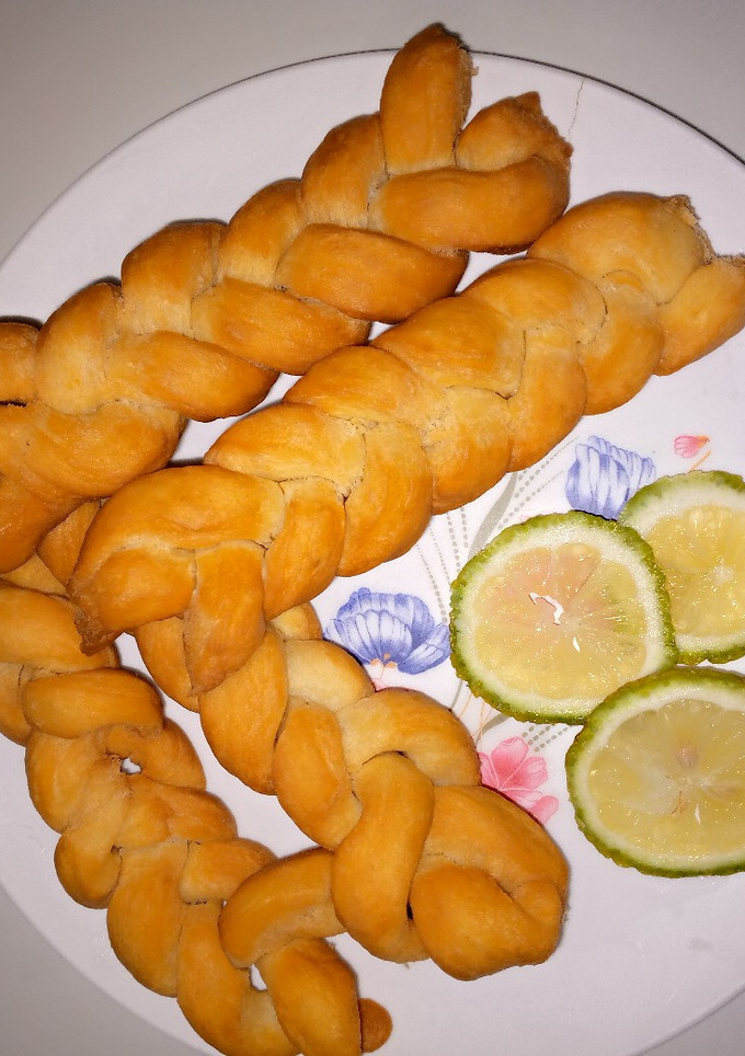A picture of Lemon flavored braided mandazi.