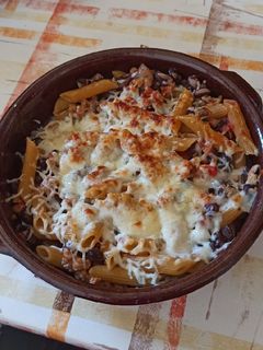 Una foto de Macarrones integrales con frijoles negros