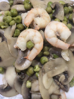 Una foto de Revuelto de champiñones con gambas 🦐