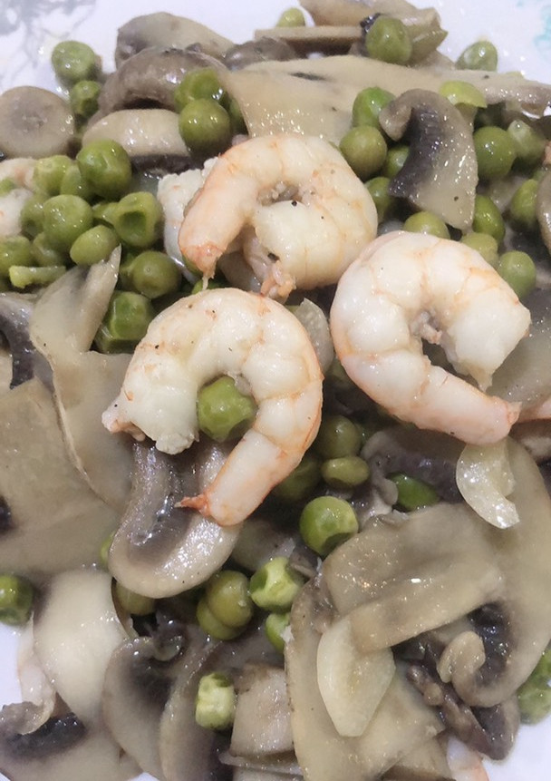 Una foto de Revuelto de champiñones con gambas 🦐