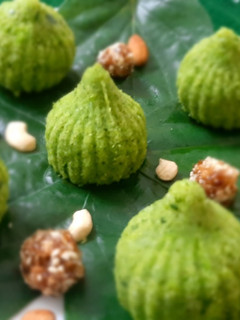 પાન મોદક (Pan Modak Recipe In Gujarati) રેસીપી મુખ્ય ફોટો