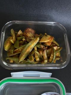પરવળ બટાકા નું શાક (Parvar Bataka Shak Recipe In Gujarati) રેસીપી મુખ્ય ફોટો
