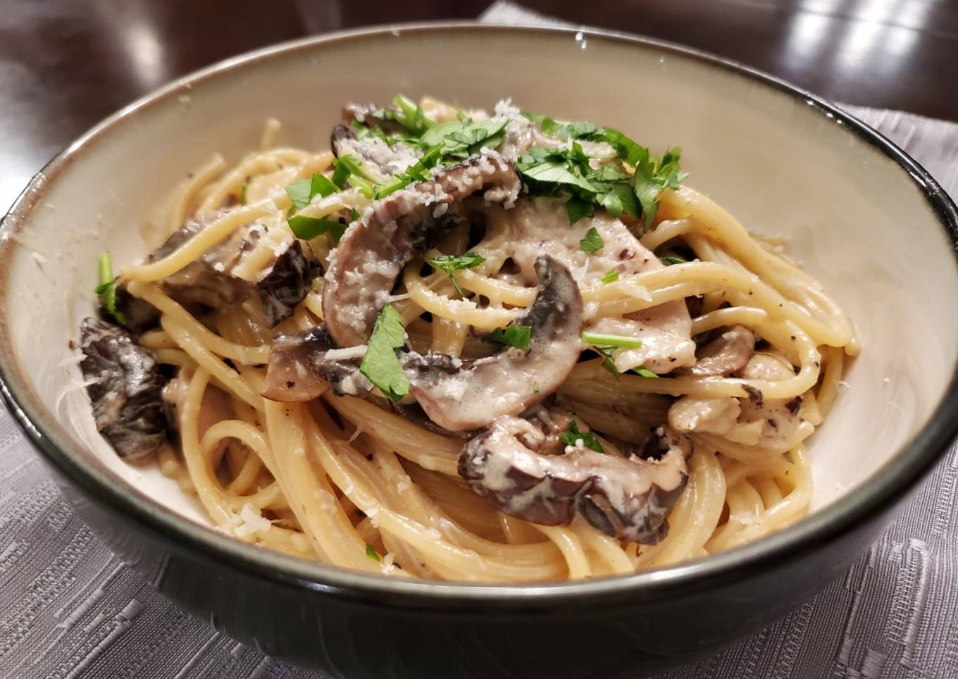Pasta with chicken and mushroom cream