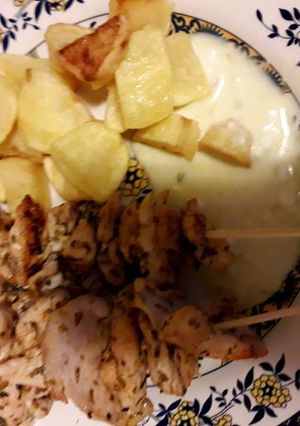 Una foto de Anticuchos de pollo con papas