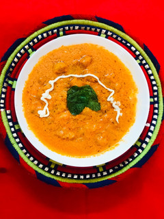 A picture of Butter chicken 🐓 with garlic naan.