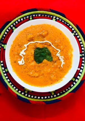 A picture of Butter chicken 🐓 with garlic naan.