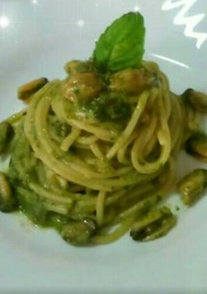Foto di Spaghetti con cozze, zucchine e pesto