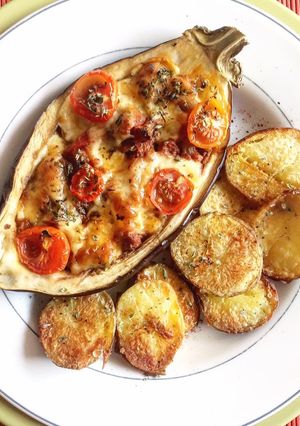 Una foto de Berenjena rellena con papas asadas