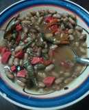 Frijoles con salchicha de pavo y nopales a lo campirano