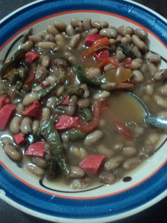 Una foto de Frijoles con salchicha de pavo y nopales a lo campirano
